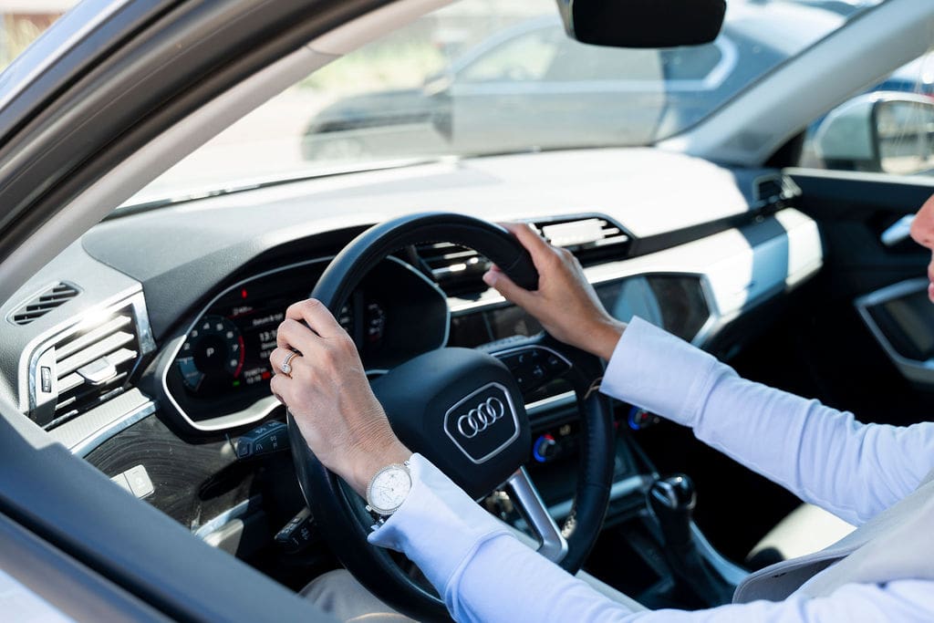 Zakelijke rijder achter het stuur van Audi via financial lease