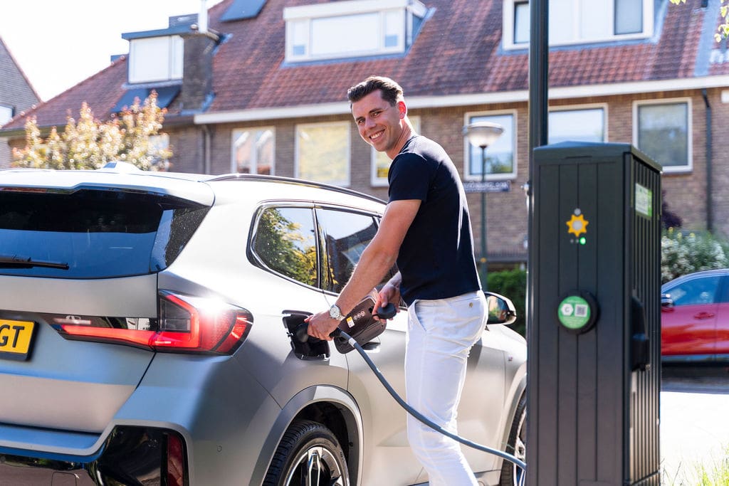 Ondernemer laadt elektrische auto thuis op via financial lease
