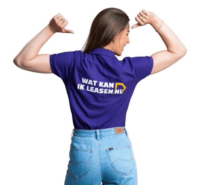 Man in paars t-shirt met opdruk logo van watkanikleasen, die met beide handen omhoog wijst