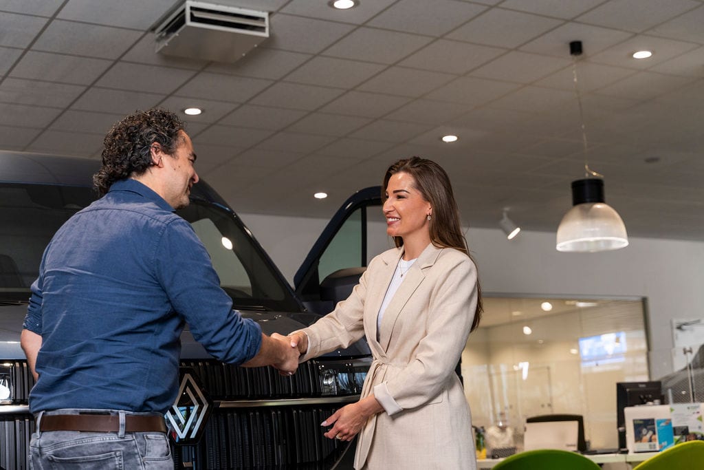 Man en vrouw schudden elkaar de hand bij een auto, symbool voor financial lease met negatieve BKR registratie 
