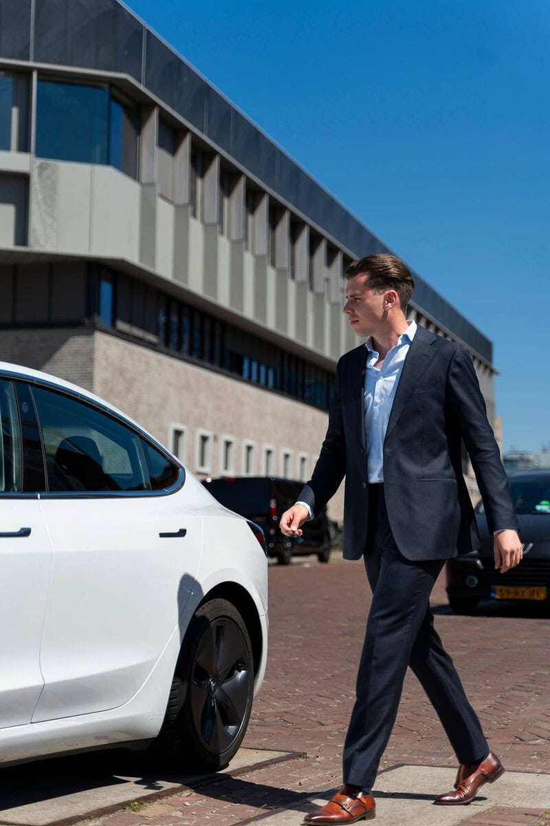 Zakenman loopt naar Tesla