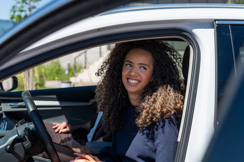 Dame me krullen in bestuurderstoel auto