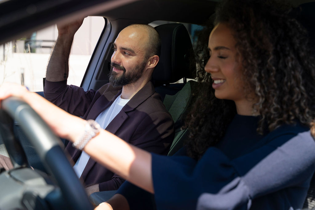 Stel (man en vrouw) in de auto
