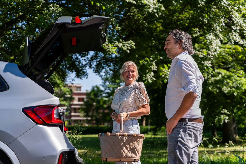 Ouder stel staat bij private lease auto