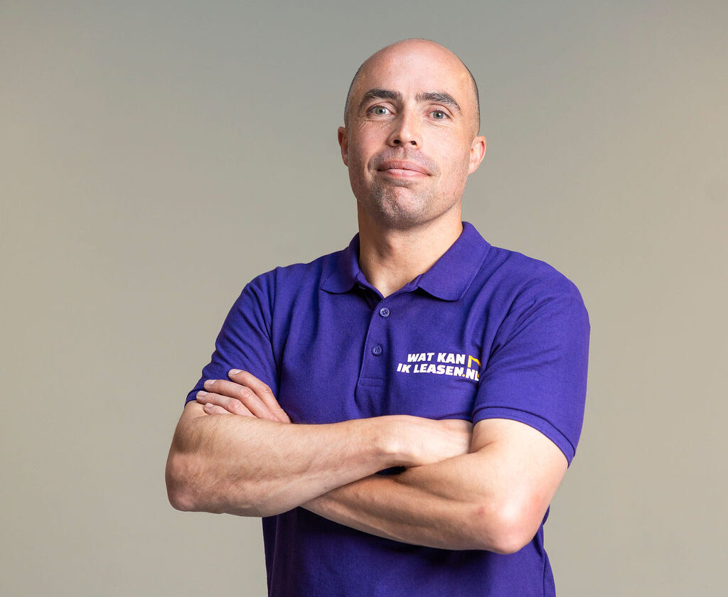 Medewerker van Watkanikleasen.nl in paars shirt